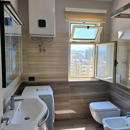 Sea Vista 50m From - Happy شقة
